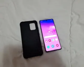 4 cellulari: Apple, Samsung, Xiaomi