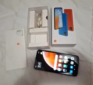 4 cellulari: Apple, Samsung, Xiaomi