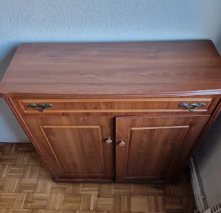 Mueble de madera marrón