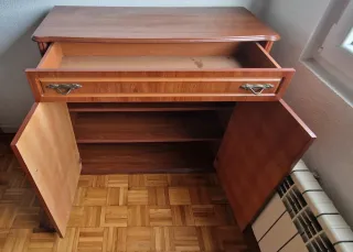 Mueble de madera marrón