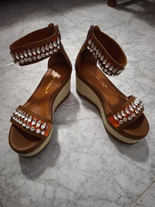 Sandalias cuña Bruno Premi con pedrería