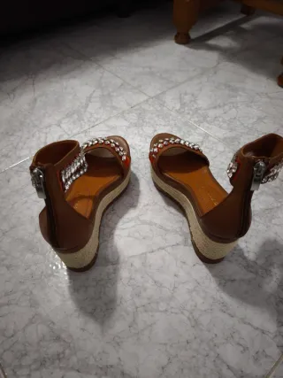 Sandalias cuña Bruno Premi con pedrería