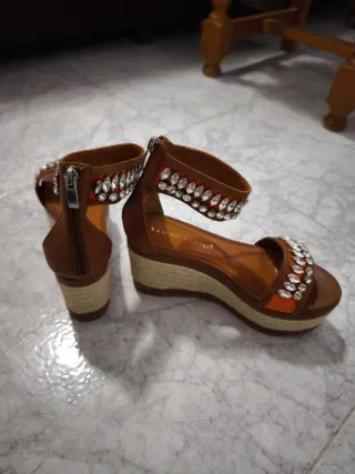 Sandalias cuña Bruno Premi con pedrería