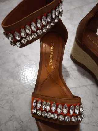 Sandalias cuña Bruno Premi con pedrería