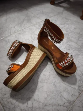 Sandalias cuña Bruno Premi con pedrería