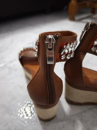 Sandalias cuña Bruno Premi con pedrería