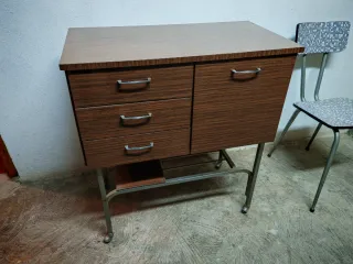 Mueble antiguo madera y metal para televisión