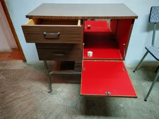 Mueble antiguo madera y metal para televisión