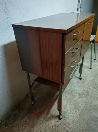 Mueble antiguo madera y metal para televisión