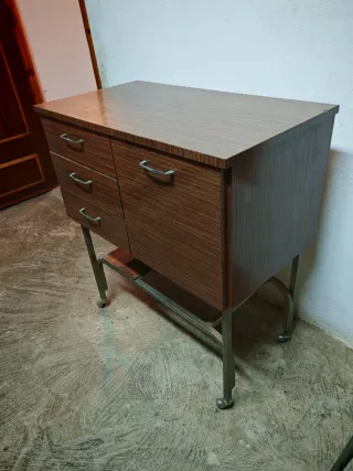 Mueble antiguo madera y metal para televisión