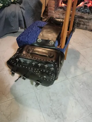Alforja de cuero para moto con tachuelas