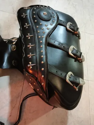 Alforja de cuero para moto con tachuelas