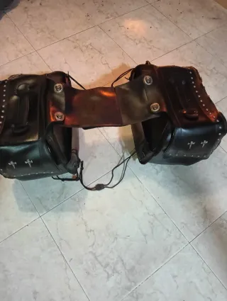 Alforja de cuero para moto con tachuelas