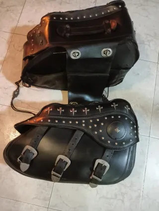 Alforja de cuero para moto con tachuelas