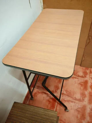 Mesa vintage madera y metal para televisión