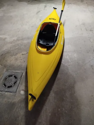 Dos Kayak amarillo con remo