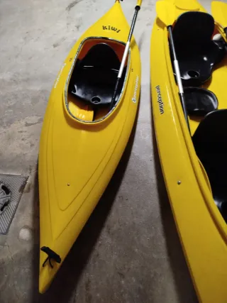 Dos Kayak amarillo con remo