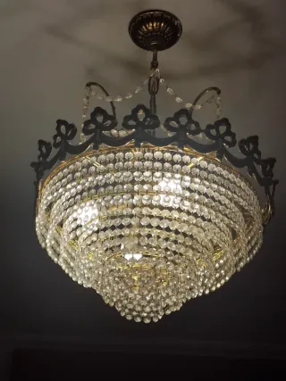 Lámpara de araña dorada de cristal