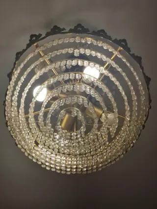 Lámpara de araña dorada de cristal