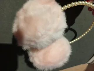 Fashion Chic paraorecchie peluche rosa con perle