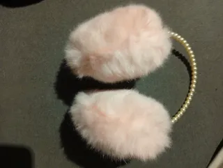 Fashion Chic paraorecchie peluche rosa con perle