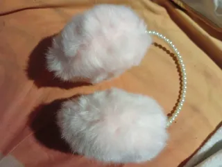 Fashion Chic paraorecchie peluche rosa con perle