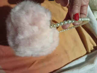 Fashion Chic paraorecchie peluche rosa con perle