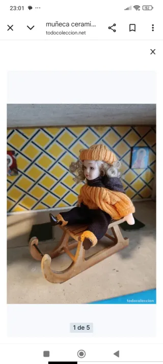 Bambola in ceramica e slitta in legno per casa delle bambole