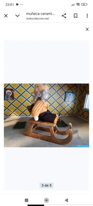 Bambola in ceramica e slitta in legno per casa delle bambole