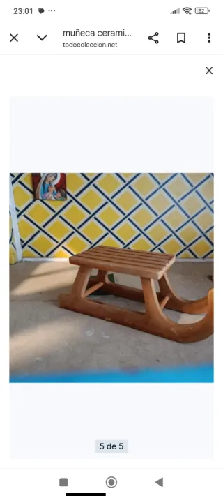 Bambola in ceramica e slitta in legno per casa delle bambole