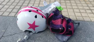 Casco y coderas protección infantil