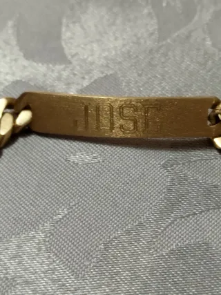 Pulsera de oro con placa grabada