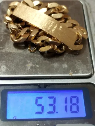 Pulsera de oro con placa grabada