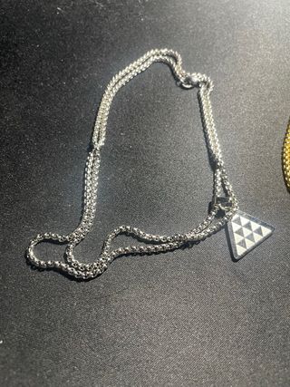 Collar con colgante triángulo plateado