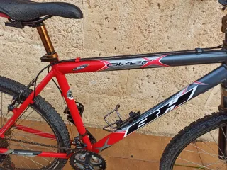 Bicicleta de montaña BH roja y gris