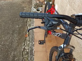 Bicicleta de montaña BH roja y gris