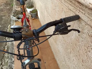 Bicicleta de montaña BH roja y gris