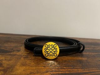 Cinturón negro hebilla dorada