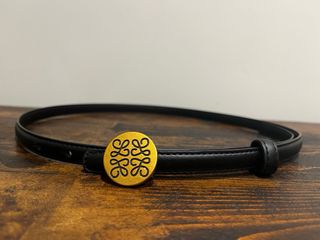 Cinturón negro hebilla dorada