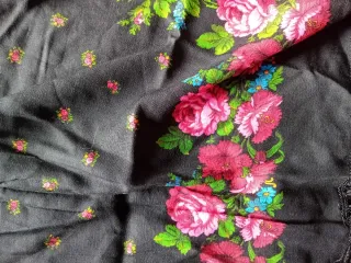 Foulard nero con rose rosse e frange
