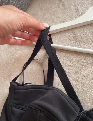 Vestido negro ajustado de tirantes