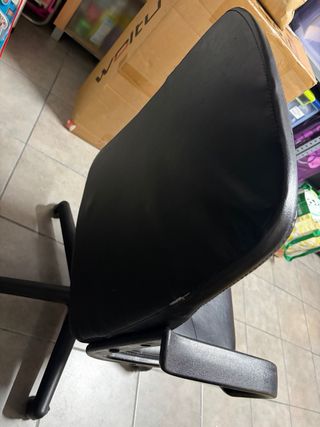 Silla de escritorio de piel sintética negra