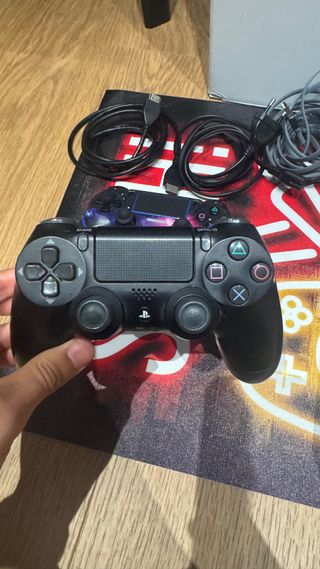 PS4 (PlayStation 4) Negra + 2 Juegos