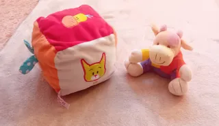2 peluches bebé: cubo y vaca