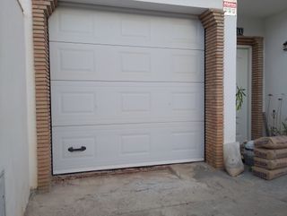 Puerta Garaje Automática Blanca Moderna