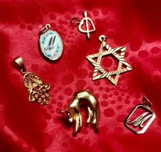 Lote bisutería antigua: Hamsa, gato, estrella