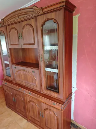 Vitrina de madera con detalles dorados