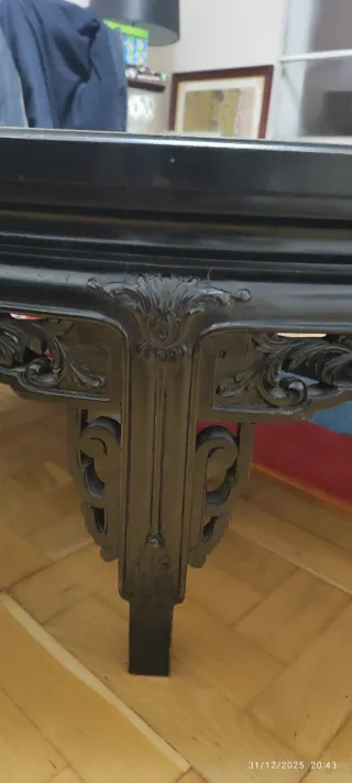 Mesa redonda de madera con incrustaciones