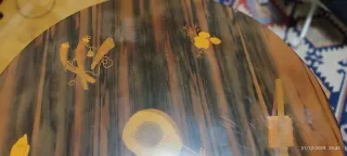 Mesa redonda de madera con incrustaciones