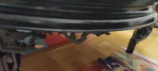 Mesa redonda de madera con incrustaciones